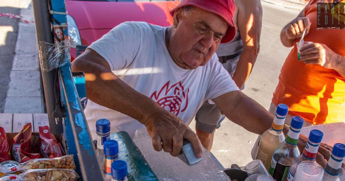 Bari, la storia di Nicola "Parasole": dalle visiere allo stadio alla grattamarianna sul mare 
